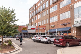 2608 Erwin Rd in Durham, NC - Foto de edificio - Building Photo