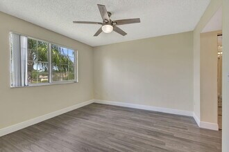600 Crestwood Ct N in Royal Palm Beach, FL - Building Photo - Building Photo