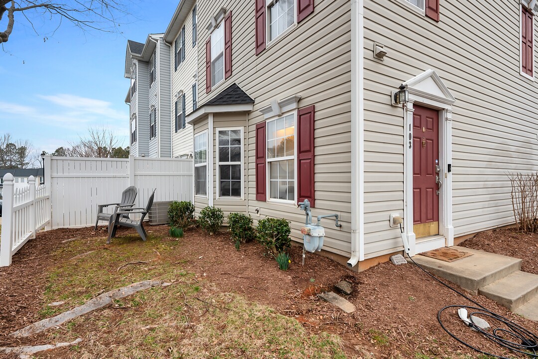 2621 Ivory Run Way in Raleigh, NC - Building Photo