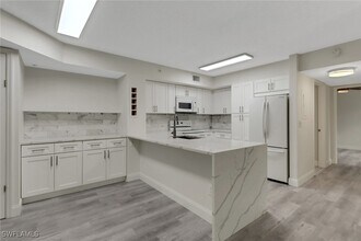 1220 Wildwood Lakes Blvd in Naples, FL - Building Photo - Building Photo