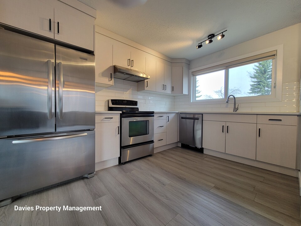 7424-7441 41 Ave NW in Edmonton, AB - Building Photo
