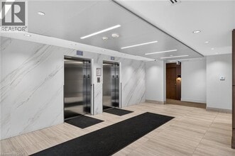 16 Markle Cres in Hamilton, ON - Building Photo - Building Photo