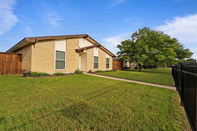 3002 Lindbergh Dr in Dallas, TX - Building Photo - Building Photo