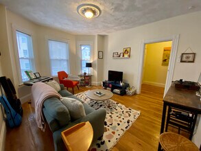 30 Egleston St, Unit 1 in Boston, MA - Foto de edificio - Building Photo