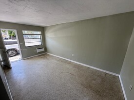 990 SW 4th St in Miami, FL - Building Photo