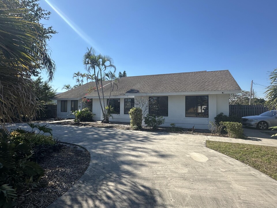 6235 Boyd Ln in Lantana, FL - Building Photo