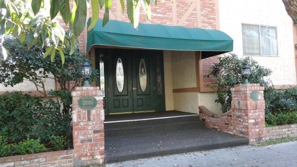 12030 Rochester Ave, Unit 110 in Los Angeles, CA - Building Photo - Building Photo