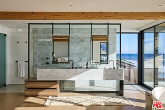 24548 Malibu Rd in Malibu, CA - Building Photo - Building Photo