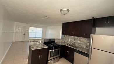 520 SW 10th St in Hallandale Beach, FL - Building Photo - Building Photo