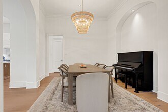 2706 Tudor Manor in Houston, TX - Foto de edificio - Building Photo