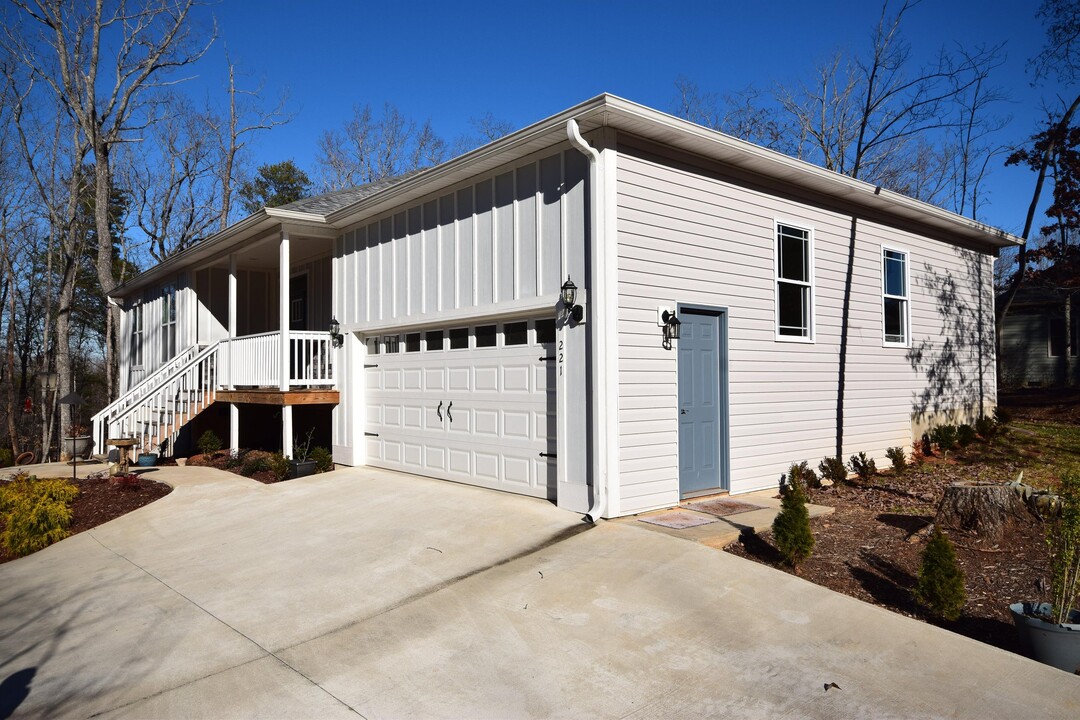 221 Dublin Ln in Columbus, NC - Building Photo