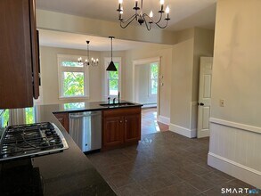 380 N Main St in Suffield, CT - Building Photo - Building Photo