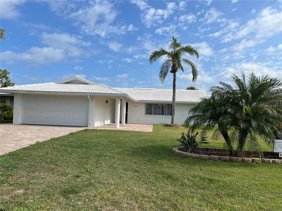 4037 Topsail Trail in New Port Richey, FL - Building Photo