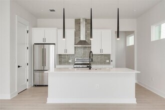2725 Bristol Dr in Austin, TX - Building Photo - Building Photo