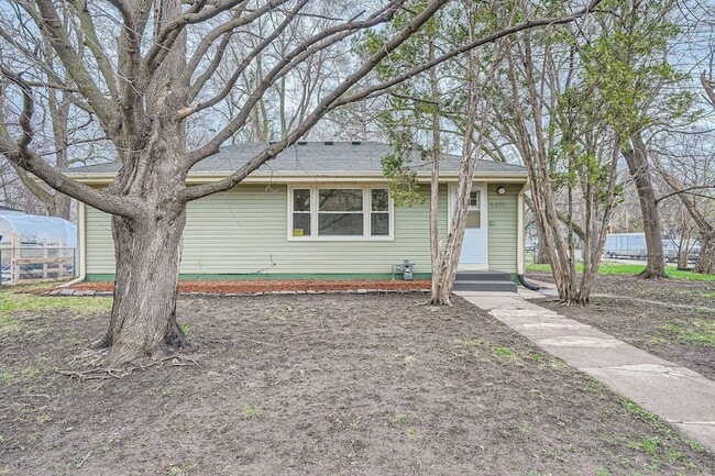 6300 Quebec Ave N in Minneapolis, MN - Building Photo - Building Photo