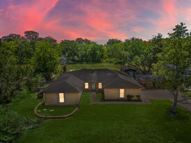 118 E Tamarind St in Lake Jackson, TX - Building Photo