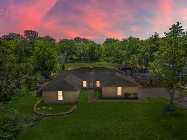 property at 118 E Tamarind St