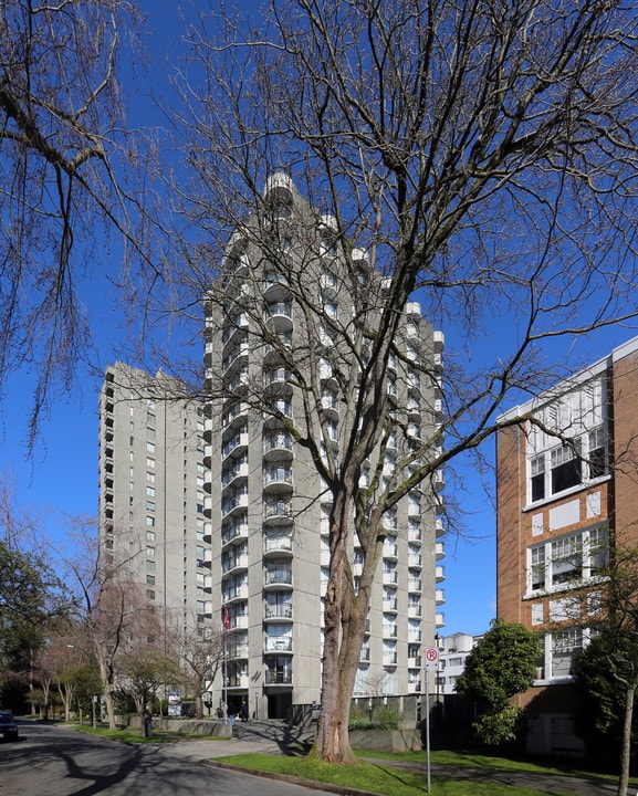 Emerald Terrace Apartments in Vancouver, BC - Building Photo