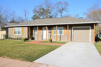 1945 Coulcrest Dr in Houston, TX - Building Photo - Building Photo