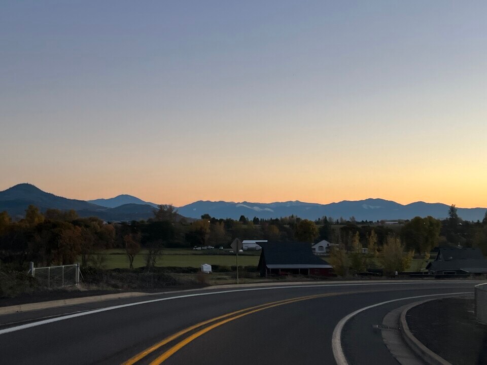 50 Alta Vista Rd in Eagle Point, OR - Building Photo