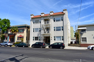 1043 E Broadway in Long Beach, CA - Building Photo - Building Photo