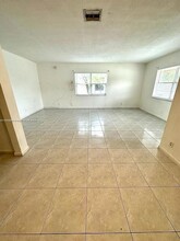 7640 SW 10th St, Unit b in North Lauderdale, FL - Building Photo - Building Photo