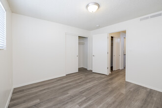 Carol Mary in Phoenix, AZ - Foto de edificio - Interior Photo