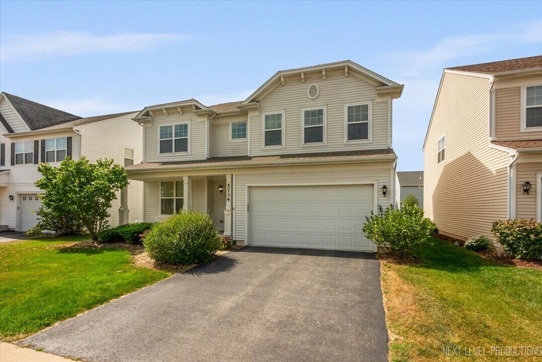 5734 Oak Ridge Way in Lisle, IL - Building Photo
