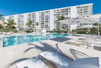 611 Ocean Dr in Key Biscayne, FL - Foto de edificio - Building Photo