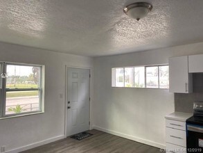 805 NE 134th St-Unit -B in North Miami, FL - Building Photo - Building Photo