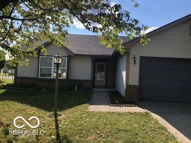8048 Southern Trails Pl in Indianapolis, IN - Building Photo