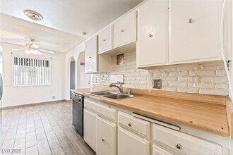 5809 Pebble Beach Blvd in Las Vegas, NV - Building Photo - Building Photo