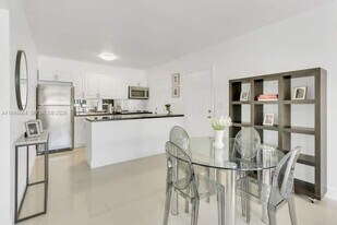 290 Sunrise Dr in Key Biscayne, FL - Building Photo