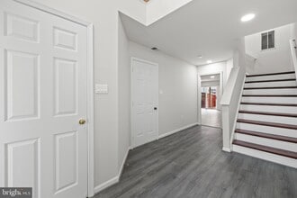 2448 Rolling Plains Dr, Unit Upper in Herndon, VA - Building Photo - Building Photo