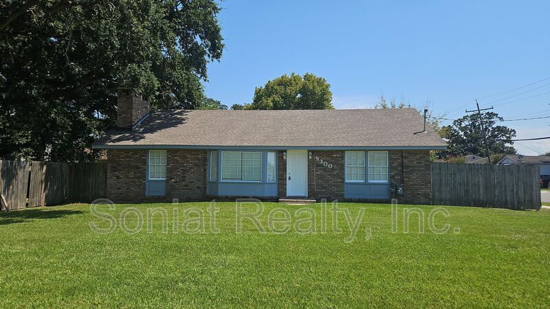 9300 Hayne Blvd in New Orleans, LA - Building Photo
