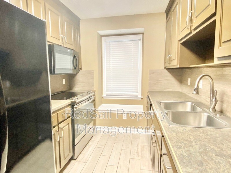 211 Crestwood Ct in Yorktown, VA - Building Photo