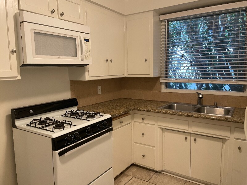 1122 S Clark Dr in Los Angeles, CA - Building Photo