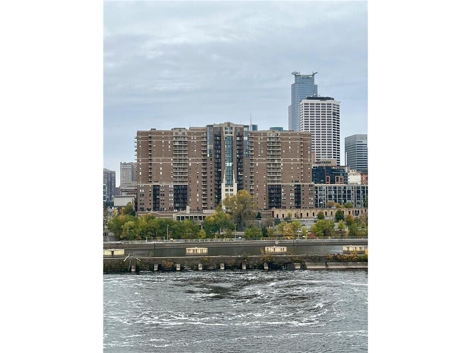 401 S 1st St in Minneapolis, MN - Building Photo