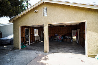 213 E 67th St in Los Angeles, CA - Building Photo - Building Photo