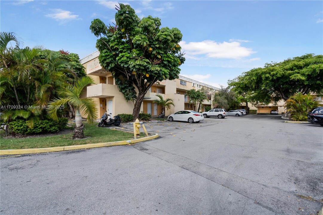 9371 Fontainebleau Blvd in Miami, FL - Building Photo
