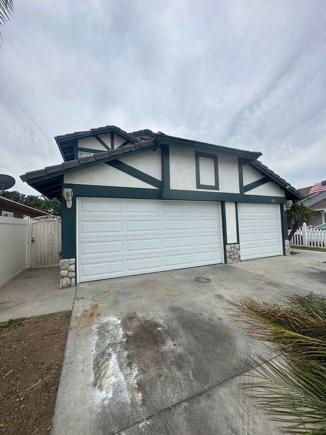 461 Cam Los Gallos in Perris, CA - Foto de edificio - Building Photo