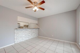 1016 E Tri Oaks Ln in Houston, TX - Building Photo - Building Photo