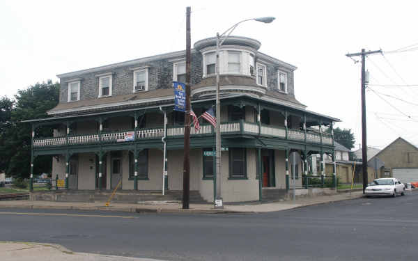 101 E Broad St in Quakertown, PA - Building Photo