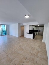 7501 E Treasure Dr, Unit 3J in North Bay Village, FL - Building Photo - Building Photo