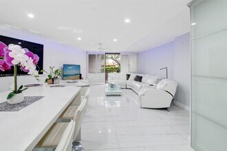 13951 Kendale Lakes Cir in Miami, FL - Building Photo - Building Photo