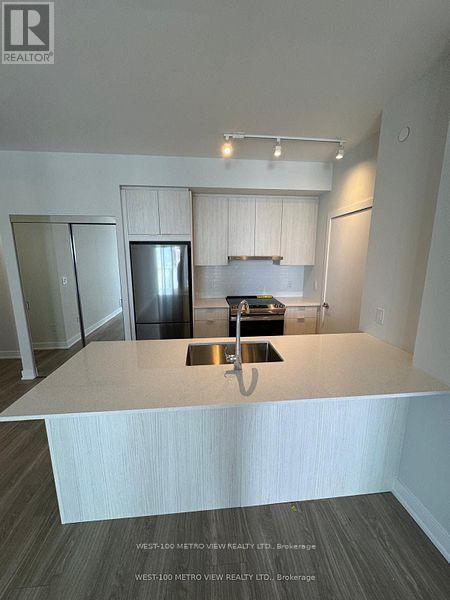 430 Square One Dr in Mississauga, ON - Building Photo - Building Photo