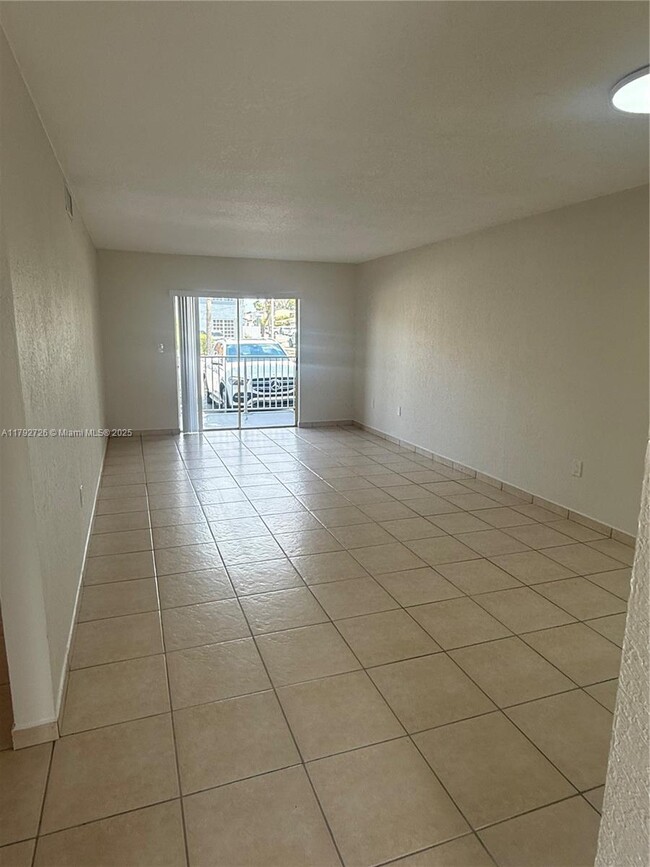 6850 W 16th Dr in Hialeah, FL - Foto de edificio - Building Photo