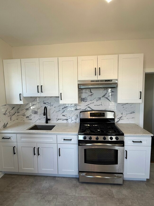 105 Rosa Parks Blvd in Paterson, NJ - Foto de edificio - Building Photo