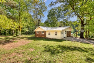 6038 Old Bascomb Rd in Acworth, GA - Building Photo - Building Photo