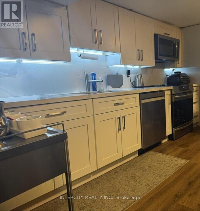 222 Combe Ave in Toronto, ON - Building Photo